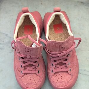 Deckers Lab Women's Pink Athletic Shoes